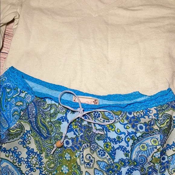 Medium Gap Sweater Skirt Outfit - Picture 3 of 7